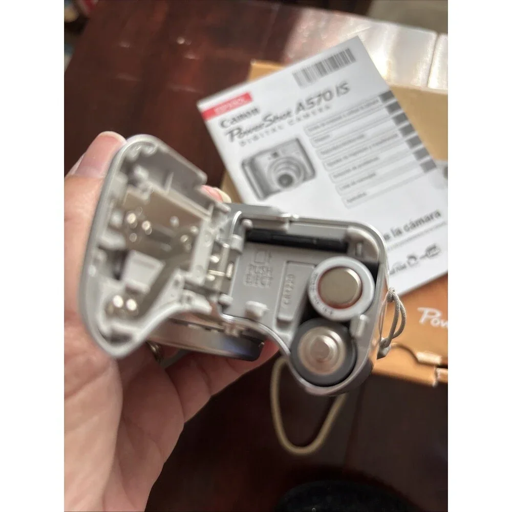 Canon PowerShot A570 IS Digital Camera Silver Zoom Lens 4 X IS - 7.1 MP - WORKS
